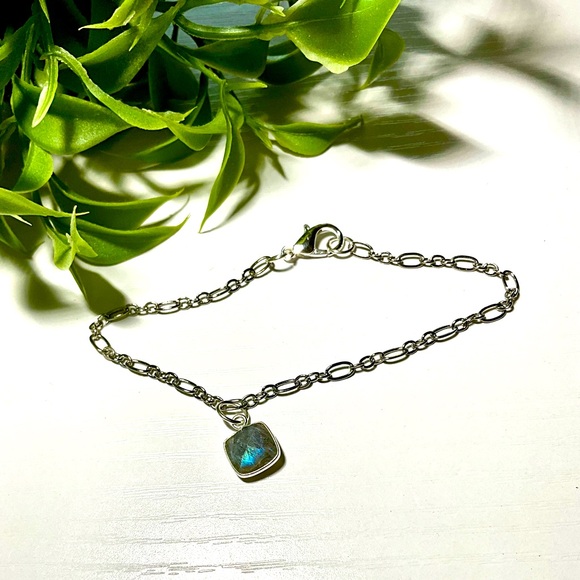 Artisan Crafted Bracelet with Cushion Cut Labradorite Gemstone Pen… - Picture 2 of 6